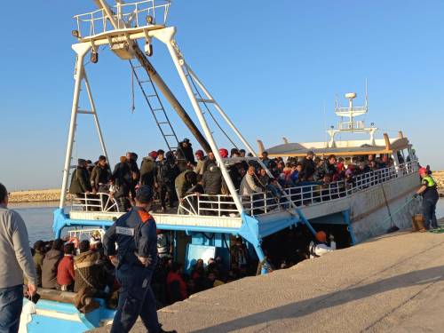 Sbarchi senza fine: 400 clandestini arrivano a Taranto. E altri 400 aspettano un porto sicuro