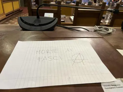 Il foglio lasciato sul banco del capogruppo pratese di Fratelli d'Italia, Claudio Belgiorno