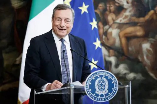 Aiuti Ter, arrivano 14 miliardi. Sui balneari lite Draghi-Lega. E il governo (finito) va in crisi