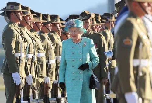 "La bara della Regina è vuota, lei non è morta": spuntano le teorie choc dei complottisti