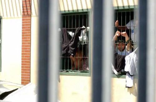 "Neanche i cani vivono così". Cosa succedeva nel Cpr di via Corelli