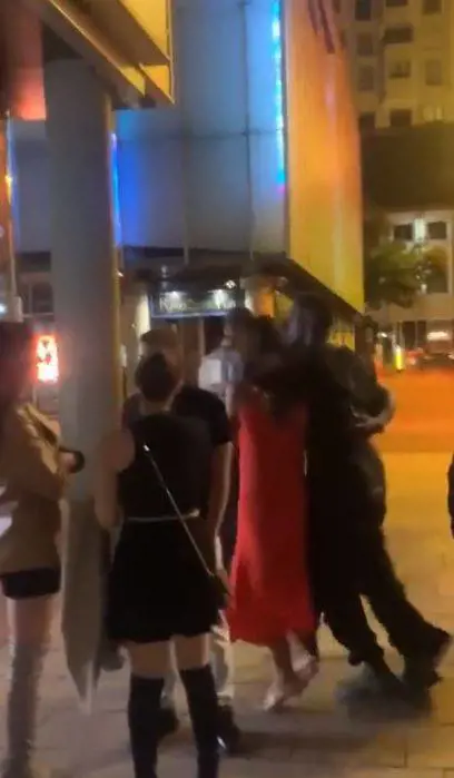 "Ubriaco", "Non si allena". Balotelli barcolla fuori da un locale