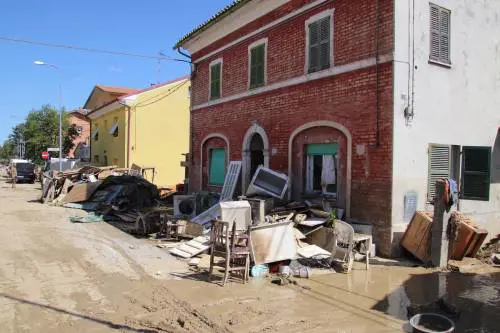 Mattia in braccio alla mamma, nonno Nando e Noemi 17enne. Le vite spezzate dal nubifragio