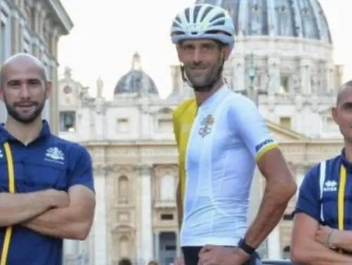 Un ciclista come Dio comanda. La squadra del Papa pedala in Australia