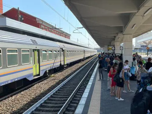 Gli cade il telefono e tenta di recuperarlo: investito dal treno
