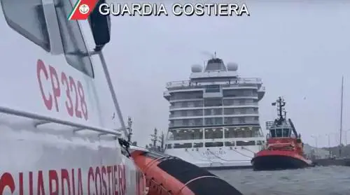 La burrasca, le raffiche di vento e gli ormeggi rotti: l'incubo sulla nave da crociera