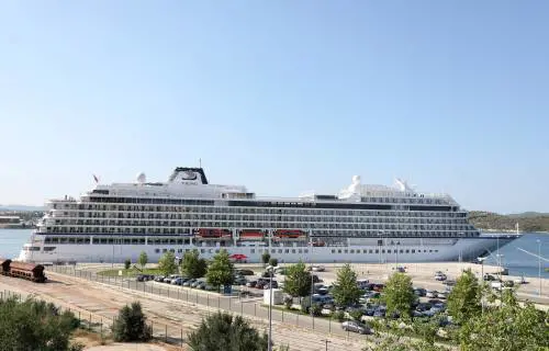 Ravenna, nave da crociera rompe gli ormeggi