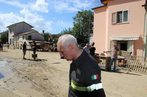 Pale e stivali di gomma Gli "angeli del fango" arrivati da tutta Italia. "Ma serve una mano". Un milione da Della Valle