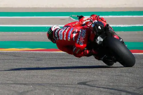 Bagnaia torna in pole e Quartararo trema.  Sa che ha contro un esercito di Ducati