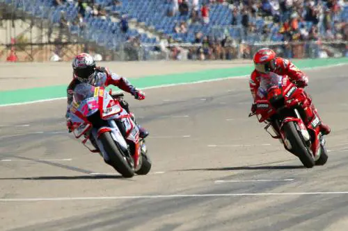 MotoGp, doppietta italiana ad Aragon: Bastianini beffa Bagnaia all'ultimo giro