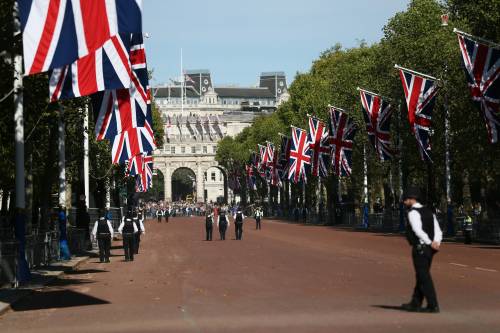 Minuto di silenzio, processione e rito funebre: il programma per i funerali di Elisabetta II