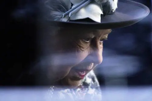 L'inchino del mondo e le bizze di re Carlo III: chissà cosa direbbe la Regina