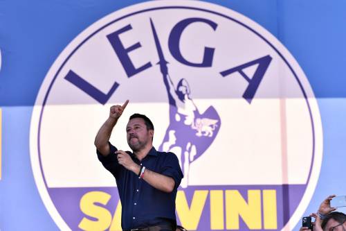 Salvini sigla sul prato il patto dei sei punti. "Evasori in galera e via il canone Rai"
