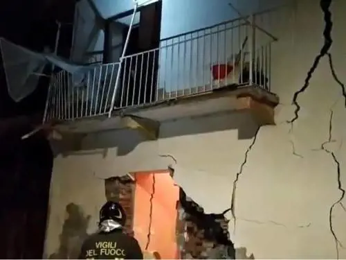 Un messaggio alla figlia e tenta il suicidio col gas. Ferito insieme ai vicini