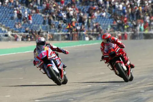 Fra i 2 ducatisti litiganti la Bestia ne approfitta. Ma ora occhio all'Aprilia