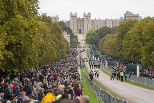 Le lacrime e il tributo della folla al funerale della Regina Elisabetta