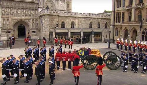 Dalla regina Vittoria a Churchill: la storia del carro che porta la bara di Elisabetta II