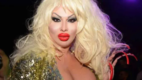 "Cessa presuntuosa, con quel porro...": la trans Ferruzzi contro la moglie di Bonolis