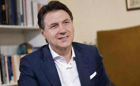 Conte a Genova canta Bella Ciao per rubare voti al Pd 