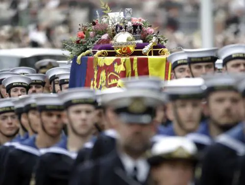 Dai maxi-schermi alla sicurezza: quanto costa il funerale della Regina e chi paga