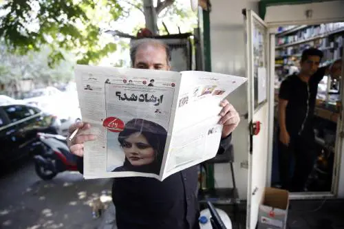 Mahsa uccisa un anno fa. Gli iraniani senza fede ma il regime è più forte dei sogni di democrazia
