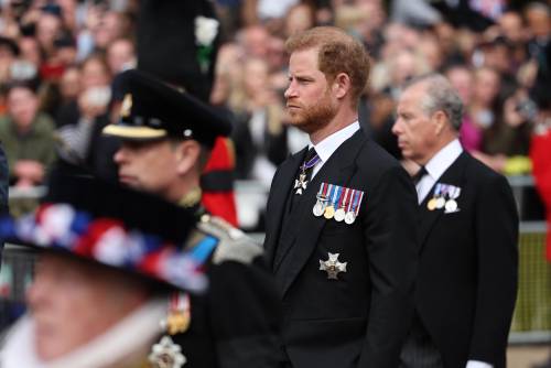 Harry senza uniforme. Il figlio ribelle umiliato e quel gelo col fratello