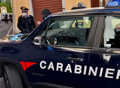 Affigge manifesto funebre fuori casa della sua ex: arrestato 49enne di Torre del Greco