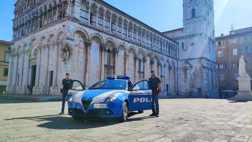 Una volante della polizia di Lucca