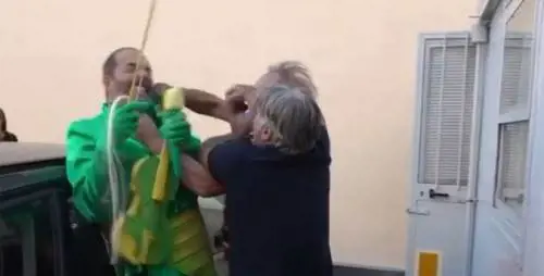 "Pugni e bastonate". Laudadio e la troupe di Striscia aggrediti a Varese