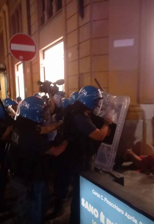 Ancora tensione contro la Meloni: scontri tra agenti e manifestanti al suo comizio