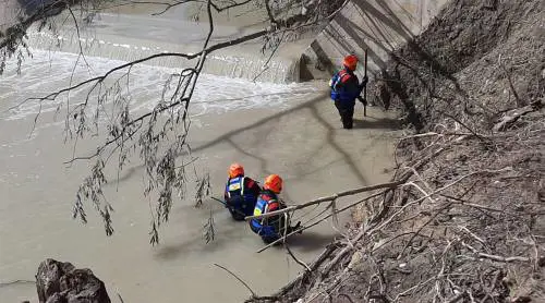 A mani nude nel fiume. "Sotto un muro di fango per cercare Mattia"
