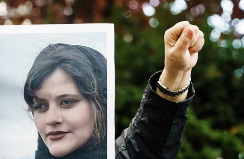 "Prelevato dalla sua casa": arrestato in Iran il padre di Masha Amini