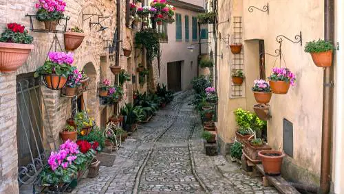 L'Infiorata di Spello tra fede e arte: un borgo ricco di storia