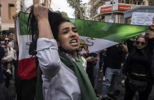 Da noi gli artisti gridano al regime. In Iran invece lo combattono