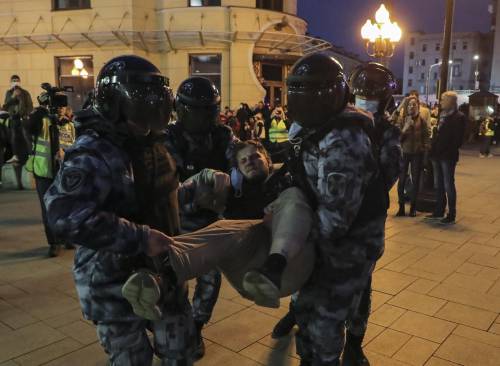 "Quasi mille arresti": in Russia scoppiano le proteste anti mobilitazione