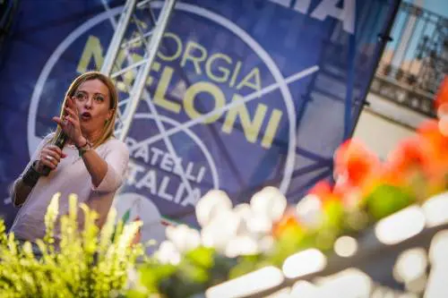 "Veleno biondo", "Donna più pericolosa d'Europa". L'attacco choc alla Meloni