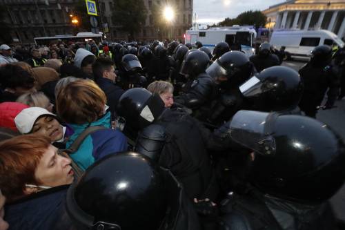 Proteste, arresti e arruolamento dei manifestanti: scoppia la rabbia contro Putin
