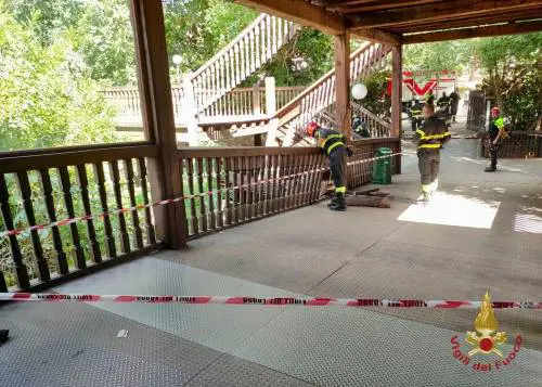 Crolla scala, tragedia sfiorata al Globe Theatre di Roma. Studenti in ospedale