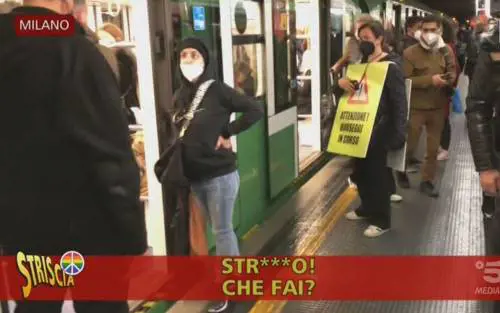 Per scappare da Striscia vanno dalla polizia: borseggiatrici rom denunciate
