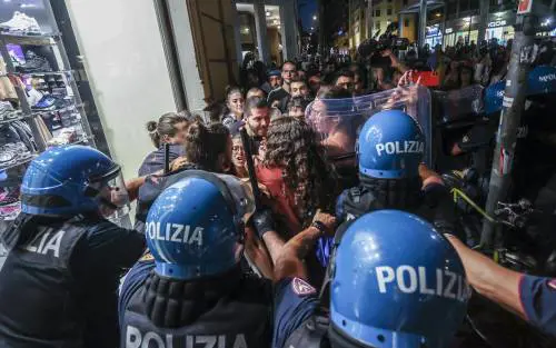 "Pronti a scatenare l'inferno". L'allarme di Crosetto sui centri sociali