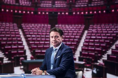 "Il reddito va rafforzato". Conte fa la vittima e attacca il centrodestra