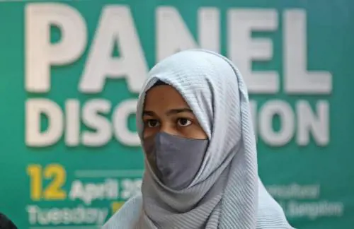 Bufera sull'Ue, una testimonial col velo islamico