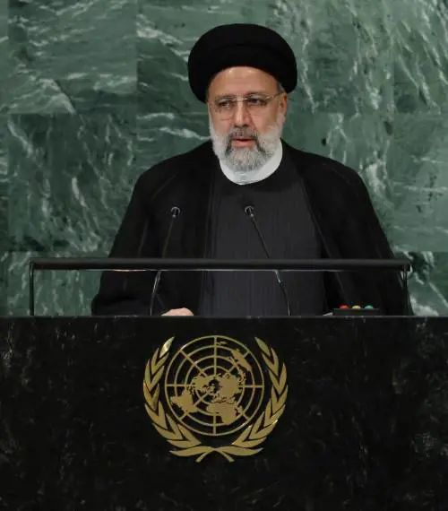 La giornalista è senza velo. Il leader iraniano la snobba