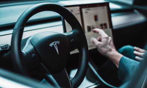 "Problemi ai finestrini". Tesla deve richiamare più di un milione di auto