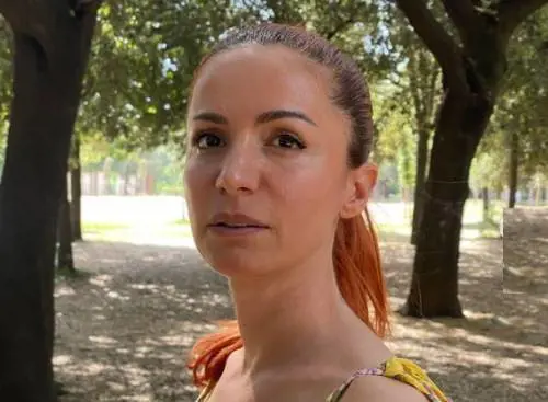 Andrea Delogu rimbalzata in trattoria: "Ero in tuta. Nel 2022 ancora il dress code?"