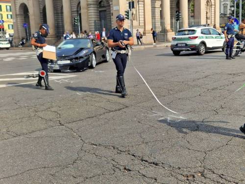 Una Ferrari si scontra con un'auto della polizia locale di Milano