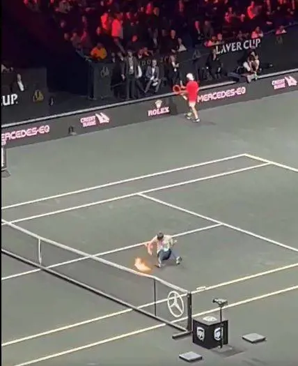 Attimi di tensione alla Laver Cup: un uomo fa invasione di campo e si dà fuoco