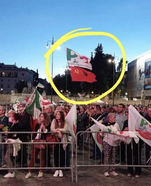 "Vessillo comunista". Per Letta spuntano falce e martello, è bufera: "Dittatura cruenta"