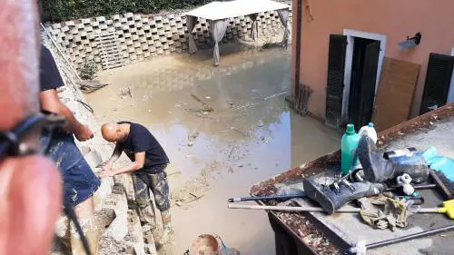 Marche, l'auto piomba sul volontario che scava nel fango