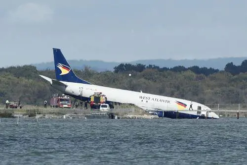 Il decollo, poi lo schianto nello stagno e il miracolo: tutti salvi sul Boeing